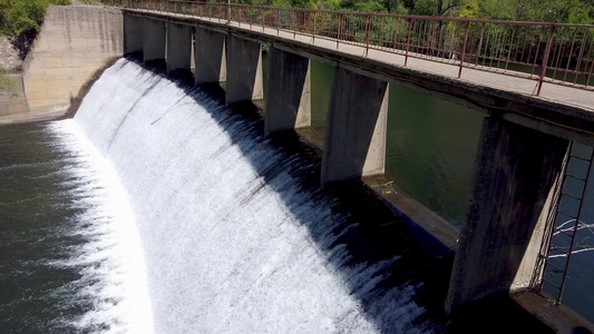 大混凝土大坝排水量很大导致洪水泛滥视频