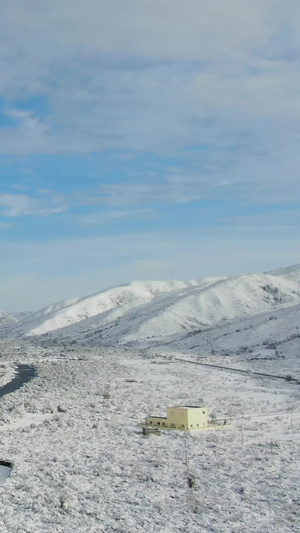 被大雪覆盖的高原山脉航拍视频自然风光71秒视频