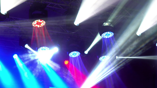 音乐会时带彩色带色彩的舞台灯视频