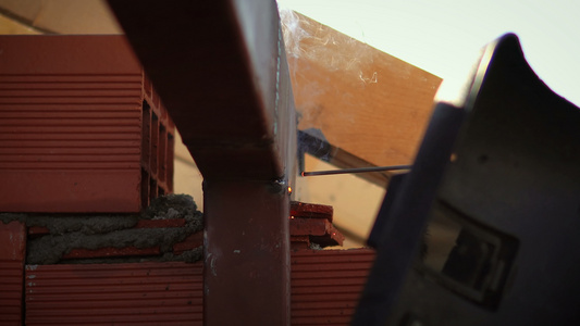 在建筑工地焊接钢铁的弧焊接视频