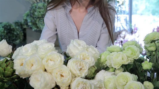 鲜花店的白玫瑰花朵视频