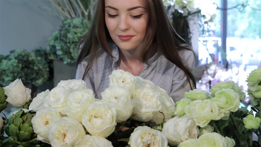 女花商看花店的白玫瑰视频