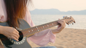 长发女郎在海滩弹吉他13秒视频