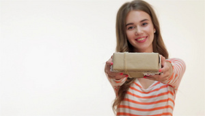 年轻女性手握礼物的年轻女性10秒视频