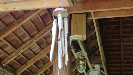 当地竹子风铃装饰房屋视频