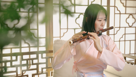 4K年轻女性吹奏竹笛子视频