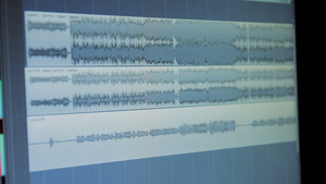 录音室的计算机监视器上的音响波8秒视频