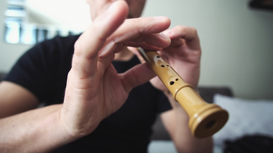 男性音乐手在录音机上演奏木风木材笛视频