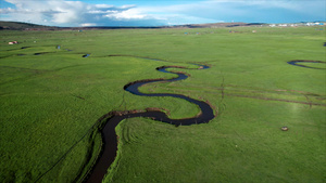  5k航拍美丽的草原及草原上蜿蜒的河流九曲湾25秒视频