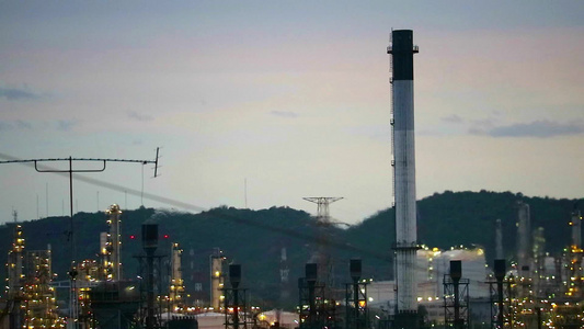 日落天空上的暖和模糊的空气炼油厂重工业概念下的全球视频