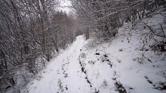 徒步在雪山路上行走上面有脚印视频