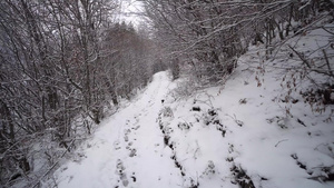 徒步在雪山路上行走上面有脚印29秒视频