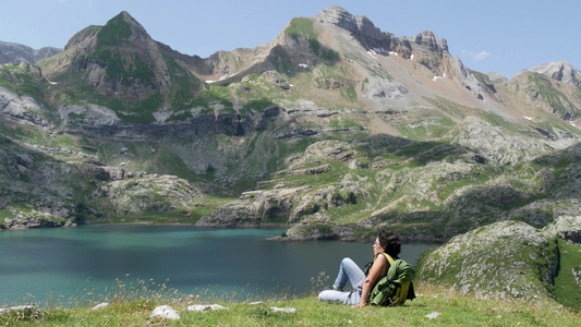 在比利牛斯山的湖中寻找摇篮子的女人远足者视频