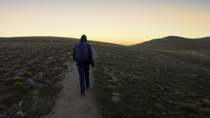 背着背包的徒步者在奥林波斯登山探险之后日落时走在山脚14秒视频