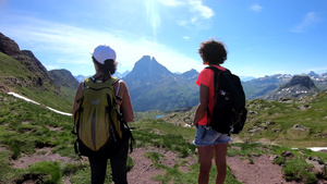 两名远足妇女走上法国比利牛斯山脉20秒视频