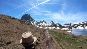 在法国比利牛斯山中行走的远足妇女21秒视频