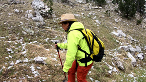 漫步在西班牙比利牛斯山上的女人36秒视频