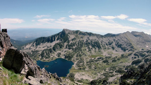 在河边皮林山顶上徒步旅行17秒视频