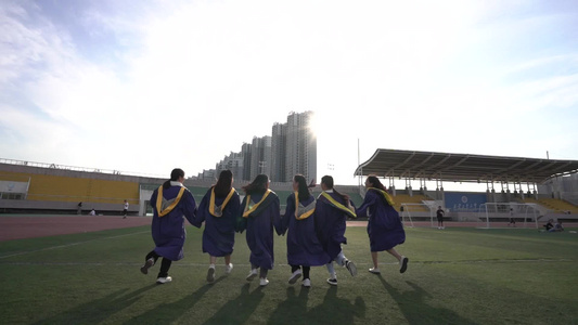 大学学生毕业季学士服学士帽扔帽子奔跑3视频