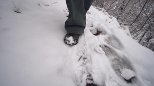 人徒步在山上的一条小路上被雪覆盖20秒视频