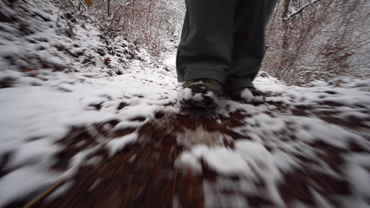 冬季在山上的雪道上行走的徒步步行者视频