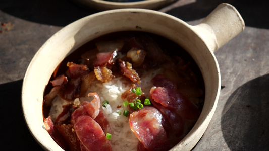 广式煲仔饭腊肉腊肠黄膳烘饭传统美食视频