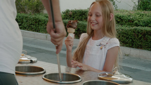 微笑的女孩在户外买土耳其冰淇淋12秒视频