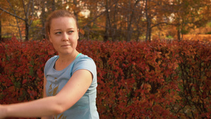 女青年在秋天公园跳舞21秒视频