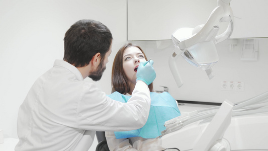 专业牙医进行牙科检查的女病人数量女性视频