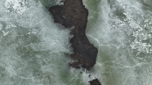 春天水面浮冰视频