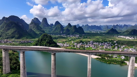 高铁桂林蓝天 穿梭在桂林山水中航拍铁轨上行驶的高铁动车快速驶过视频