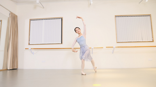 舞蹈室练习芭蕾的舞者[去练]视频