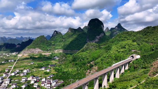 高铁桂林蓝天 穿梭在桂林山水中航拍铁轨上行驶的高铁动车快速驶过视频