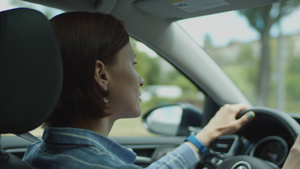 女性在城市驾驶汽车29秒视频