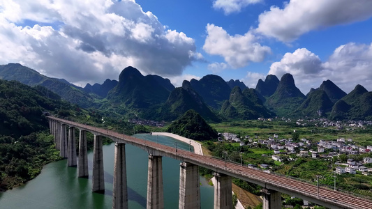 高铁桂林蓝天 穿梭在桂林山水中航拍铁轨上行驶的高铁动车快速驶过视频