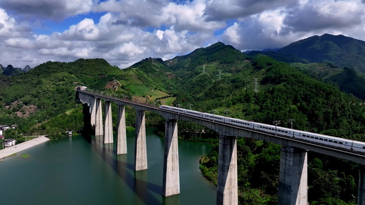 高铁桂林蓝天 穿梭在桂林山水中航拍铁轨上行驶的高铁动车快速驶过视频