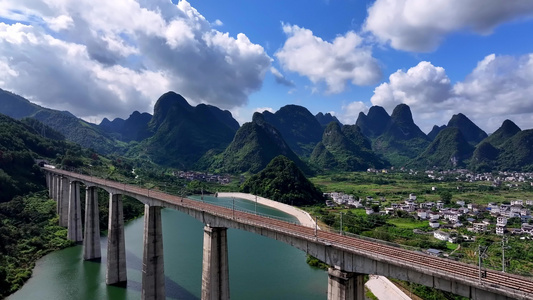 高铁桂林蓝天 穿梭在桂林山水中航拍铁轨上行驶的高铁动车快速驶过视频