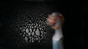 女性用手向玻璃上喷洒清洁剂18秒视频