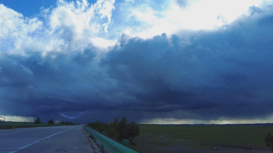 4k60帧延时拍摄草原上暴雨前夕的乌云翻滚和电闪雷鸣视频