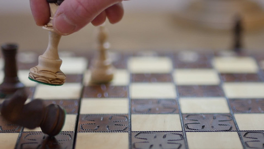 白皇后带黑骑士的慢动作人在棋盘上下棋是商业的概念形象视频