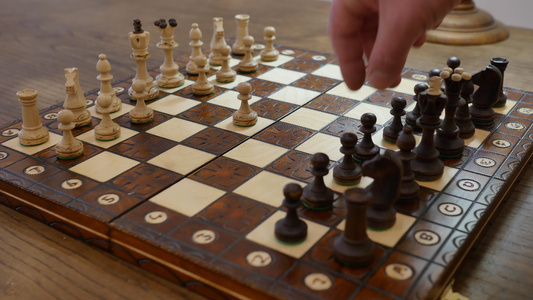 两名有吸引力的职业棋手穿着白衬衫在船上玩耍国际象棋视频