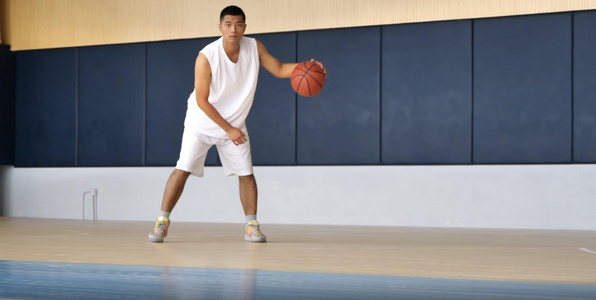 篮球运动员运球过人视频