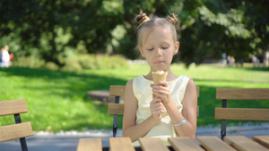 夏天在户外咖啡馆吃冰淇淋的小女孩17秒视频