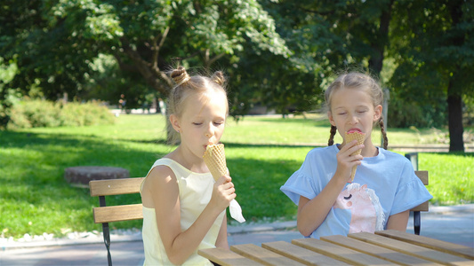 夏季在户外咖啡厅吃冰淇淋的小女孩视频