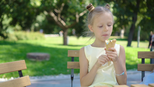 夏天在户外吃冰淇淋的小女孩视频