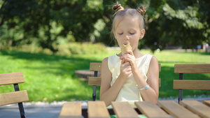 夏天在户外咖啡厅吃冰淇淋的小女孩12秒视频