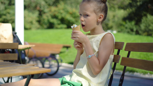 夏天在户外咖啡厅吃冰淇淋的小女孩视频
