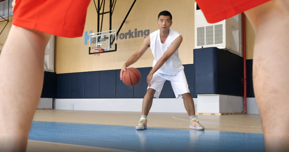 篮球运动员运球过人视频