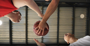 篮球跳球争球33秒视频