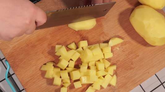  切土豆定土豆块处理马铃薯视频